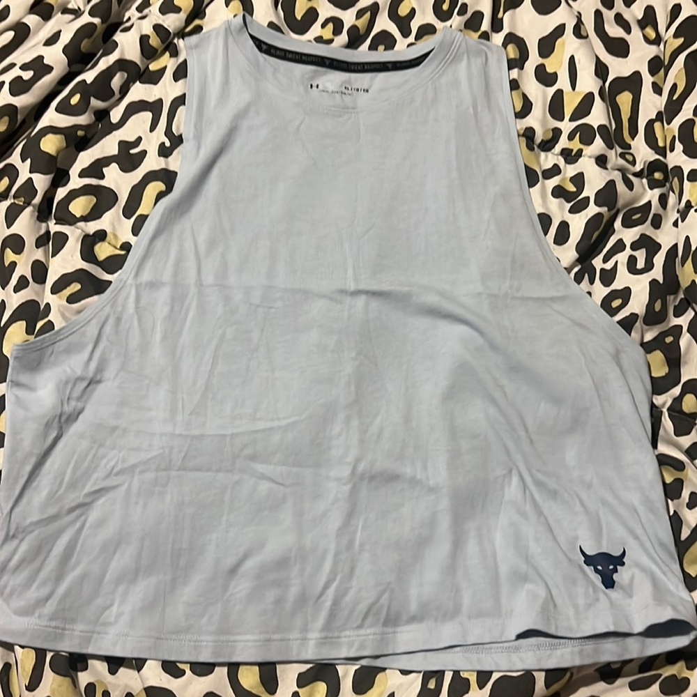 Women’s Under Armor Top. Size XL, in very good condition!
